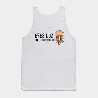 Eres Luz en la Oscuridad - Spanish Puns Collection Tank Top